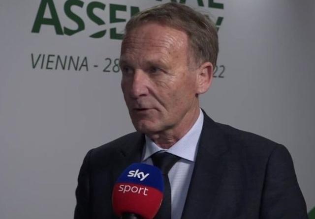 布拉德利：我小时候经常在自家花园里滑铲模仿杰拉德