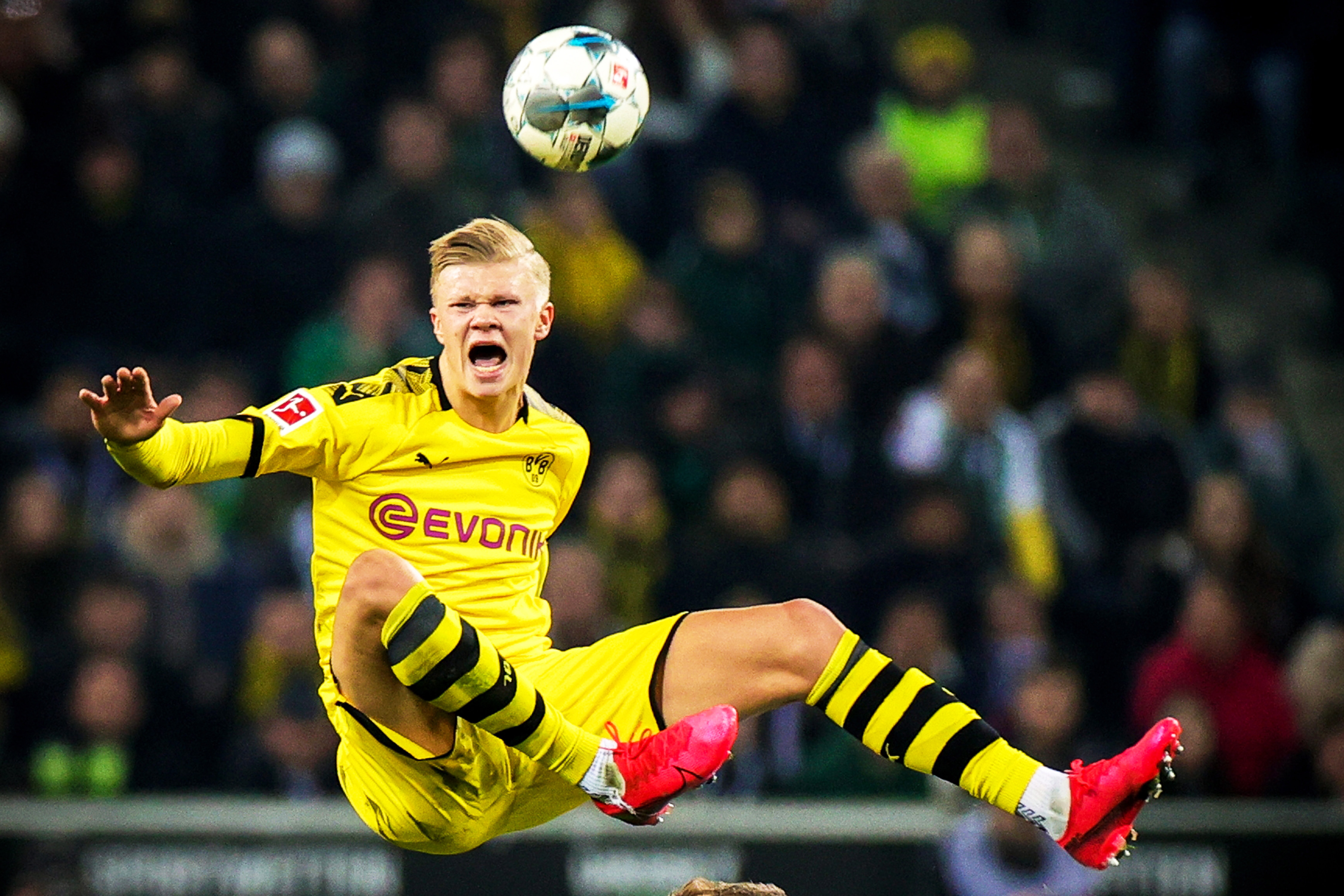 欧冠赛场精彩瞬间：巴萨2-0战胜国际米兰,