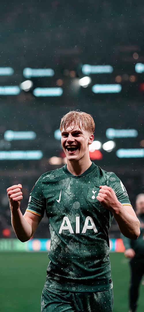 俄极限运动员挑战在1800米高空踢球，进球后做出C罗庆祝动作